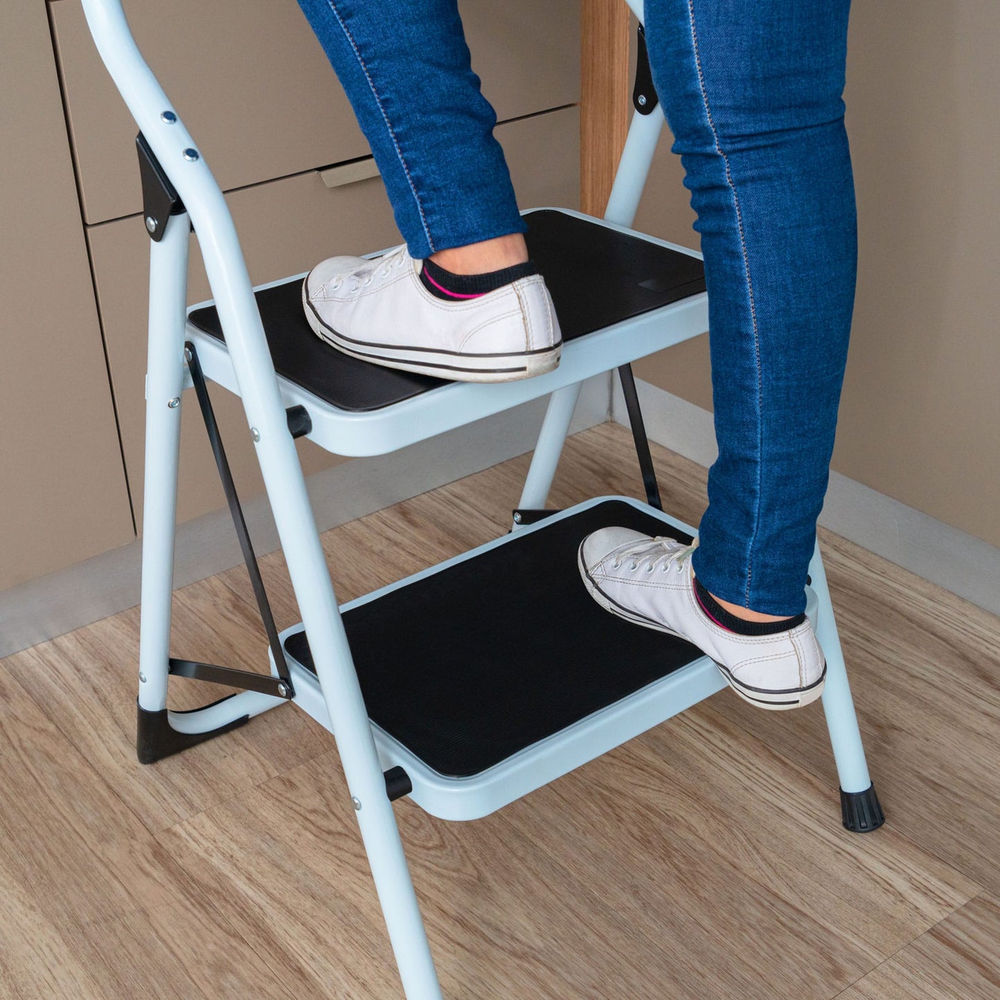 Escalera Tubular Plegable Pretul de 2 Peldaños – Compacta, ligera y segura